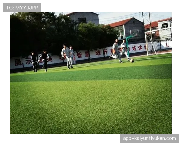 规则拆解型：足球比赛中交换场地的触发条件和执行规则是什么？